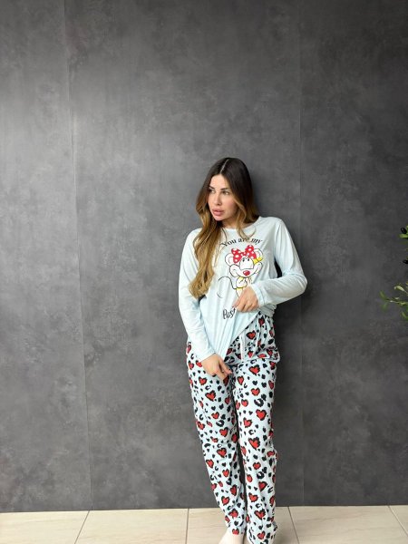 פיג'מה לבנה עדינה ונוחה