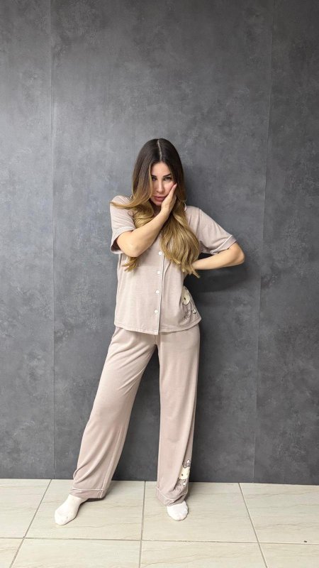 סט פיג'מה מכופתרת עם עם דפוס