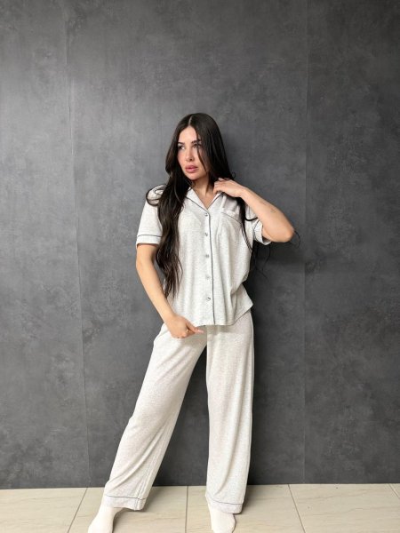 סט פיג'מה מכופתרת עם דפוס