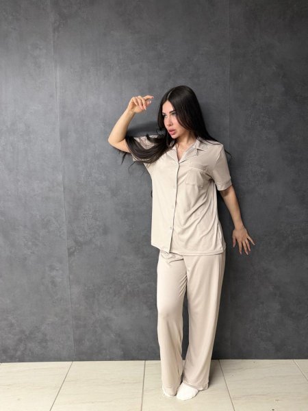 סט פיג'מה מכופתרת עם דפוס